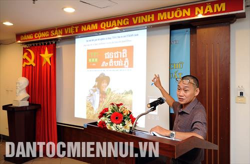 Nhà báo Huỳnh Văn Thảo, Trưởng đại diện Báo ảnh DT&MN (TTXVN) tại TP.HCM giới thiệu quá trình “Làm báo ngữ Khmer tại TTXVN - Hành trình từ Bản tin, ảnh đơn ngữ đến Báo ảnh Dân tộc và Miền núi song ngữ Việt - Khmer” tại hội thảo