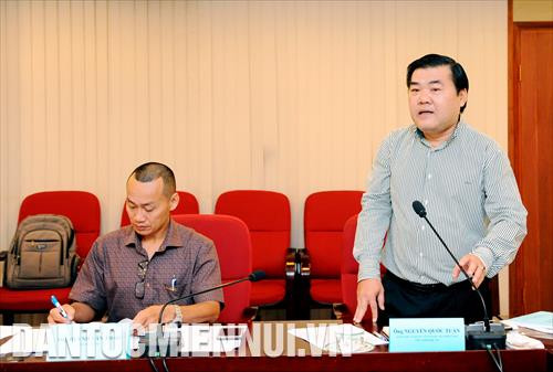 Ông Nguyễn Quốc Tuấn, Giám đốc Cơ quan TTXVN khu vực phía Nam, Chủ nhiệm đề tài trao đổi, thảo luận tại hội thảo