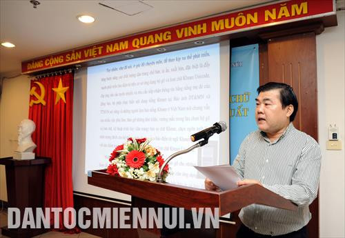 Ông Nguyễn Quốc Tuấn, Giám đốc Cơ quan TTXVN khu vực phía Nam, Chủ nhệm đề tài trình bày báo cáo đề dẫn hội thảo khoa học “Nghiên cứu ứng dụng bộ gõ và bộ font chữ Khmer Unicode trong quy trình sản xuất báo in và báo điện tử của Thông tấn xã Việt Nam”