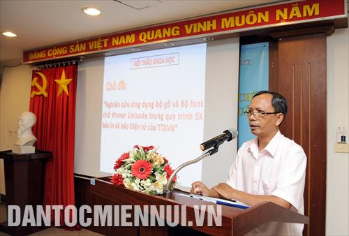 Thạc sĩ Danh Mến, giảng viên Trường Bổ túc Văn hóa Pali Trung cấp Nam Bộ trình bày tham luận “So sánh giữa Font UT và Font Unicode Khmer” tại hội thảo