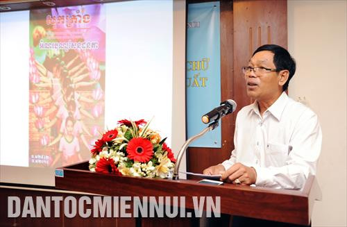 Nhà báo Lý Thành Hưng, Phó Tổng biên tập báo Sóc Trăng trình bày tham luận “Từ bản tin tuyên huấn đến báo Sóc Trăng chữ Khmer” tại hội thảo