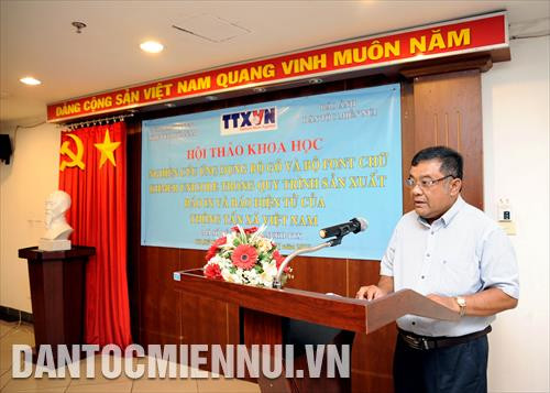 Nhà báo Sơn Hùng, Phó Tổng biên tập báo Trà Vinh trình bày tham luận với chủ đề “Làm báo Trà Vinh chữ Khmer”