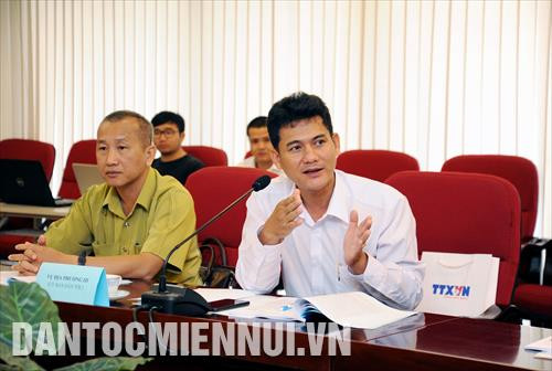 Các đại biểu trao đổi quá trình hình thành, ứng dụng font Khmer Unicode trong hệ thống máy tính và những vướng mắc cần được tiếp tục tháo gỡ