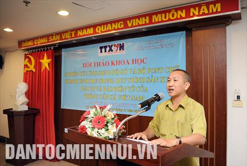 Ông Nguyễn Hoàng Hành, Phó Vụ trưởng Vụ Địa phương III (Ủy ban Dân tộc) trình bày tham luận về tình hình vùng đồng bào dân tộc Khmer Nam Bộ và thực trạng công tác in ấn, phát hành báo chí ngữ Khmer ở Việt Nam