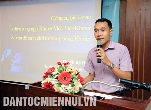 Ông Thạch Sê Ha, giảng viên Trường Đại học Trà Vinh trình bày tham luận “Công cụ biên soạn Bộ Từ điển song ngữ Việt-Khmer, Khmer-Việt và vấn đề ranh giới từ trong tiếng Khmer” tại hội thảo