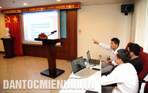 Cử nhân công nghệ thông tin Chau Bunh Khươn, chuyên viên Vụ Địa Phương III (Ủy ban Dân tộc) giới thiệu các phần mềm hỗ trợ tách chữ, xử lý khoảng trắng (ký tự không được in ra) trong trình bày văn bản tiếng Khmer, công cụ từ điển hỗ trợ biên dịch Việt-Khmer, Khmer-Việt trên máy tính