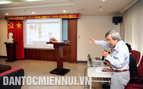 Các thành viên đề tài giới thiệu bản demo trang web phiên bản tiếng Việt và tiếng Khmer tại hội thảo với ngôn ngữ lập trình hiển thị khá tốt các ký tự Khmer với font chữ Khmer Unicode, phù hợp ứng dụng phát triển các trang web đa ngữ