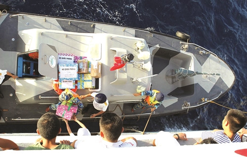 Mang mùa xuân đến với đảo xa Mang mùa xuân đến với đảo xa