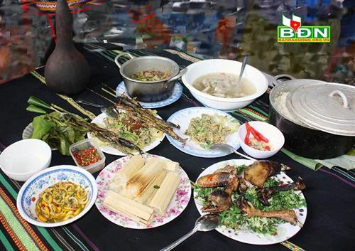 Món canh chua kiến vàng trên mâm cơm truyền thống của người Ê đê. Món canh chua kiến vàng trên mâm cơm truyền thống của người Ê đê.