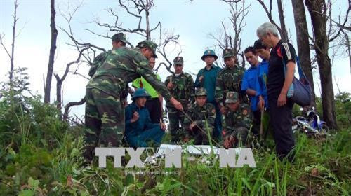 Già làng xã Mường Lạn phối hợp tuần tra cột mốc cùng lực lượng biên phòng. Ảnh: Hữu Quyết – TTXVN Già làng xã Mường Lạn phối hợp tuần tra cột mốc cùng lực lượng biên phòng. Ảnh: Hữu Quyết – TTXVN