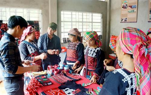 Sản phẩm thổ cẩm của phụ nữ Xa Phó rất được khách du lịch ưa chuộng Sản phẩm thổ cẩm của phụ nữ Xa Phó rất được khách du lịch ưa chuộng