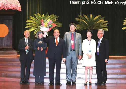 Đại diện kiều bào 5 châu tặng hoa Thủ tướng nguyễn Xuân Phúc nhân dịp Thủ tướng đến dự và phát biểu tại Hội nghị