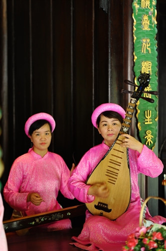 Trong hệ thống Nhã nhạc cung đình Huế còn có tiết mục hoà tấu các nhạc khí thuộc bộ dây kết hợp với bộ gõ Trong hệ thống Nhã nhạc cung đình Huế còn có tiết mục hoà tấu các nhạc khí thuộc bộ dây kết hợp với bộ gõ