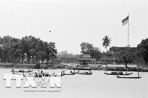Cờ cách mạng tung bay trên cột cờ thành phố Huế trong Chiến dịch Huế-Đà Nẵng. Thừa Thiên-Huế được hoàn toàn giải phóng. Ảnh: Lâm Hồng Long - TTXVN Cờ cách mạng tung bay trên cột cờ thành phố Huế trong Chiến dịch Huế-Đà Nẵng. Thừa Thiên-Huế được hoàn toàn giải phóng. Ảnh: Lâm Hồng Long - TTXVN
