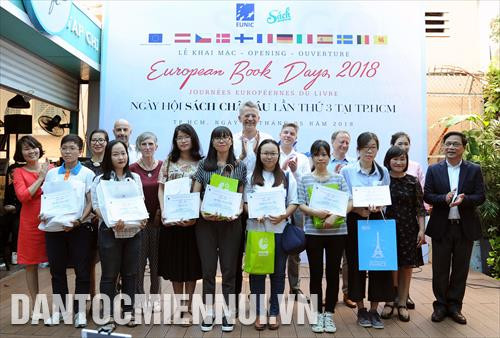 Ban tổ chức trao phần thưởng cho các tác giả đạt giải cuộc thi tìm hiểu về văn học châu Âu. Ảnh: An Hiếu Ban tổ chức trao phần thưởng cho các tác giả đạt giải cuộc thi tìm hiểu về văn học châu Âu. Ảnh: An Hiếu