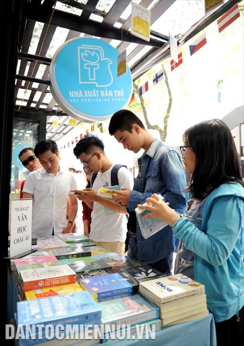 Các bạn trẻ tham quan, tìm đọc các loại sách văn học châu Âu tại Ngày hội. Ảnh: An Hiếu Các bạn trẻ tham quan, tìm đọc các loại sách văn học châu Âu tại Ngày hội. Ảnh: An Hiếu