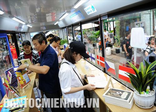 Các bạn trẻ tham quan, tìm đọc các loại sách văn học châu Âu tại Ngày hội. Ảnh: An Hiếu Các bạn trẻ tham quan, tìm đọc các loại sách văn học châu Âu tại Ngày hội. Ảnh: An Hiếu