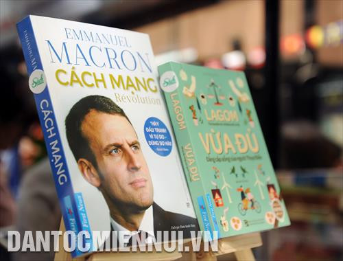 Tác phẩm Cách mạng của Tổng thống Pháp Emmanuel Macron được trưng bày tại Ngày hội. Ảnh: An Hiếu Tác phẩm Cách mạng của Tổng thống Pháp Emmanuel Macron được trưng bày tại Ngày hội. Ảnh: An Hiếu