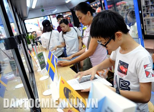 Các bạn trẻ tham quan, tìm đọc các loại sách văn học châu Âu tại Ngày hội. Ảnh: An Hiếu Các bạn trẻ tham quan, tìm đọc các loại sách văn học châu Âu tại Ngày hội. Ảnh: An Hiếu