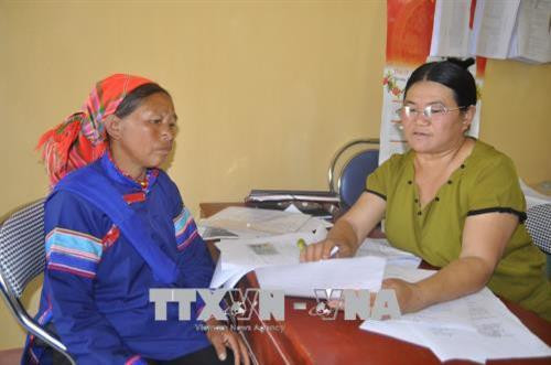 Chủ tịch Hội phụ xã Nậm Đét Sùng Phà Sủi đang tuyên truyền về chế độ chính sách cho hội viên. Ảnh: Phạm Hồng Ninh-TTXVN Chủ tịch Hội phụ xã Nậm Đét Sùng Phà Sủi đang tuyên truyền về chế độ chính sách cho hội viên. Ảnh: Phạm Hồng Ninh-TTXVN