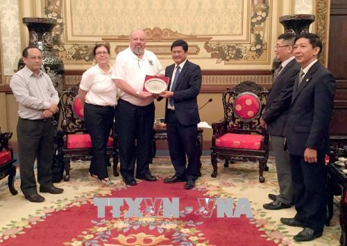 Phó Chủ tịch Huỳnh Cách Mạng tiếp ông Grant T.Coates tặng quà lưu niệm cho ông Grant T.Coates, Ủy viên chương trình "Sáng kiến Cựu chiến binh" của cựu chiến binh Hoa Kỳ. Ảnh: Xuân Khu – TTXVN