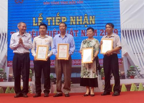 Lãnh đạo Bảo tàng tỉnh Đắk Lắk trao giấy chứng nhận cho các cá nhân hiến tặng tài liệu, hiện vật. Ảnh: Hoài Thu- TTXVN Lãnh đạo Bảo tàng tỉnh Đắk Lắk trao giấy chứng nhận cho các cá nhân hiến tặng tài liệu, hiện vật. Ảnh: Hoài Thu- TTXVN