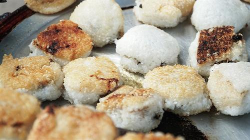 Bên trong lớp vỏ bằng nếp là miếng nhân được làm từ thịt băm, nấm cùng các loại gia vị. Nhân được xào chín trước khi gói. Bánh được chiên trên chảo dầu đến khi cháy vàng là có thể mang cho khách. Món ăn hơi nhiều dầu mỡ, ăn chừng hai cái là thấy ngấy nhưng rất thích hợp để lấp đầy bao tử lúc xế chiều, hoặc lúc bạn đang đi bộ loanh quanh. Mỗi chiếc bánh xôi chiên giá 5.000 đồng. Bên trong lớp vỏ bằng nếp là miếng nhân được làm từ thịt băm, nấm cùng các loại gia vị. Nhân được xào chín trước khi gói. Bánh được chiên trên chảo dầu đến khi cháy vàng là có thể mang cho khách. Món ăn hơi nhiều dầu mỡ, ăn chừng hai cái là thấy ngấy nhưng rất thích hợp để lấp đầy bao tử lúc xế chiều, hoặc lúc bạn đang đi bộ loanh quanh. Mỗi chiếc bánh xôi chiên giá 5.000 đồng.