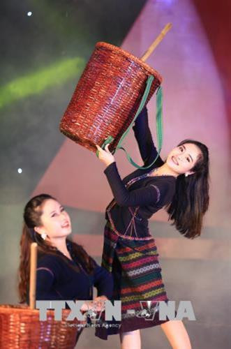 Phần trình diễn trang phục dân tộc Bru Vân Kiều đến từ tỉnh Quảng Bình. Ảnh: Trọng Đạt -TTXVN