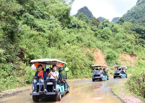 Các đại biểu tham quan Nhà trưng bày. Ảnh: Chu Hiệu - TTXVN Vận chuyển khách bằng ô tô điện thăm quan Khu di tích Quốc gia đặc biệt Pác Bó. Ảnh: Chu Hiệu - TTXVN Vận chuyển khách bằng ô tô điện thăm quan Khu di tích Quốc gia đặc biệt Pác Bó. Ảnh: Chu Hiệu - TTXVN Các đại biểu tham quan Nhà trưng bày. Ảnh: Chu Hiệu - TTXVN Vận chuyển khách bằng ô tô điện thăm quan Khu di tích Quốc gia đặc biệt Pác Bó. Ảnh: Chu Hiệu - TTXVN Vận chuyển khách bằng ô tô điện thăm quan Khu di tích Quốc gia đặc biệt Pác Bó. Ảnh: Chu Hiệu - TTXVN
