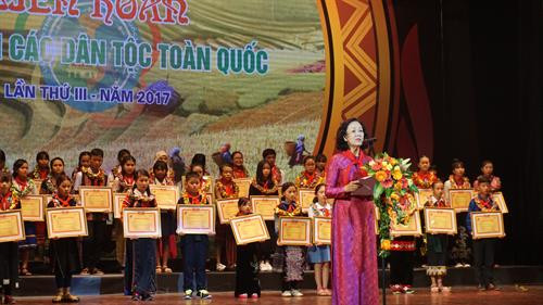 Bà Trương Thị Mai, Ủy viên Bộ Chính trị, Bí thư Trung ương Đảng,Trưởng Ban Dân vận Trung ương phát biểu gửi gắm những tình cảm yêu thương đến các em thiếu nhi tiêu biểu. Ảnh: Hoàng Tâm