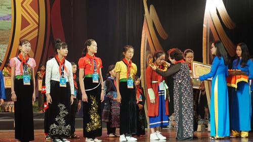 Bà Trương Mỹ Hoa, nguyên Phó Chủ tịch nước, Chủ tịch Quỹ học bổng Vừ A Dính trao các suất học bổng Vừ A Dính cho các em thiếu nhi tiêu biểu đại diện cho các dân tộc. Ảnh: Hoàng Tâm