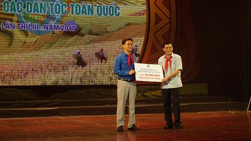 Ông Nông Quốc Tuấn, Thứ trưởng, Phó Chủ nhiệm Ủy ban Dân tộc trao quà tặng cho Liên hoan. Ảnh: Hoàng Tâm