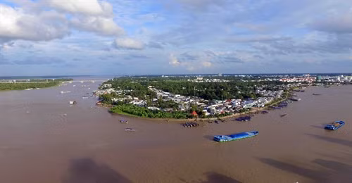 Thành phố Cần Thơ bên dòng sông Hậu.