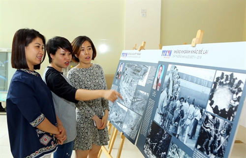 Ủy viên Trung ương Đảng, Tổng Giám đốc TTXVN Nguyễn Đức Lợi cùng các nhà báo tham quan các tác phẩm. Ảnh: Quang Quyết - TTXVN Ủy viên Trung ương Đảng, Tổng Giám đốc TTXVN Nguyễn Đức Lợi cùng các nhà báo tham quan các tác phẩm. Ảnh: Quang Quyết - TTXVN Phó Tổng Giám đốc TTXVN Nguyễn Hoài Dương cùng các nhà báo TTXVN tham quan các tác phẩm. Ảnh: Quang Quyết - TTXVN Phó Tổng Giám đốc Nguyễn Hoài Dương cùng các nhà báo TTXVN tham quan các tác phẩm. Ảnh: Quang Quyết - TTXVN Các tác phẩm thu hút sự quan tâm của cán bộ, nhân viên TTXVN. Ảnh: Quang Quyết - TTXVN Ủy viên Trung ương Đảng, Tổng Giám đốc TTXVN Nguyễn Đức Lợi cùng các nhà báo tham quan các tác phẩm. Ảnh: Quang Quyết - TTXVN Ủy viên Trung ương Đảng, Tổng Giám đốc TTXVN Nguyễn Đức Lợi cùng các nhà báo tham quan các tác phẩm. Ảnh: Quang Quyết - TTXVN Phó Tổng Giám đốc TTXVN Nguyễn Hoài Dương cùng các nhà báo TTXVN tham quan các tác phẩm. Ảnh: Quang Quyết - TTXVN Phó Tổng Giám đốc Nguyễn Hoài Dương cùng các nhà báo TTXVN tham quan các tác phẩm. Ảnh: Quang Quyết - TTXVN Các tác phẩm thu hút sự quan tâm của cán bộ, nhân viên TTXVN. Ảnh: Quang Quyết - TTXVN