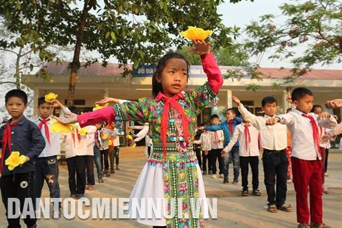 Mặc dù còn không ít khó khăn nhưng Trường tiểu học Hoàng Văn Nô (thành phố Điện Biên Phủ) vẫn luôn nỗ lực vươn lên, để ngôi trường mãi xứng đáng với cái tên của “dũng sĩ đâm lê” - người anh hùng cảm tử Hoàng Văn Nô. Ảnh: Hoàng Hà