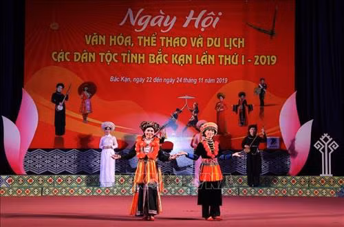 Trình diễn trang phục dân tộc trong ngày hội. Ảnh:Vũ Hoàng Giang – TTXVN Trình diễn trang phục dân tộc trong ngày hội. Ảnh:Vũ Hoàng Giang – TTXVN