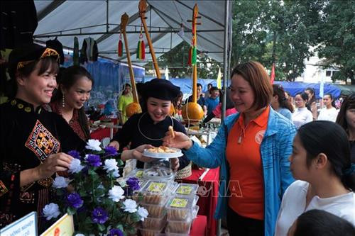 Các gian hàng giới thiệu sản phẩm tại ngày hội. Ảnh:Vũ Hoàng Giang – TTXVN Các gian hàng giới thiệu sản phẩm tại ngày hội. Ảnh:Vũ Hoàng Giang – TTXVN