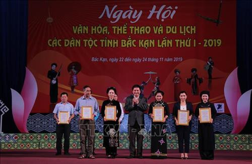 Ban Tổ chức trao giải cho các đội có thành tích xuất sắc. Ảnh:Vũ Hoàng Giang – TTXVN Ban Tổ chức trao giải cho các đội có thành tích xuất sắc. Ảnh:Vũ Hoàng Giang – TTXVN