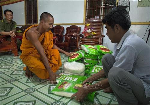 Đại đức Danh Pu chuẩn bị các phần quà từ thiện cho người nghèo. Ảnh: Hồng Đạt - TTXVN Đại đức Danh Pu chuẩn bị các phần quà từ thiện cho người nghèo. Ảnh: Hồng Đạt - TTXVN