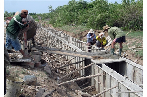 Xây dựng kênh mương dẫn nước phục vụ tưới tiêu, tránh thất thoát nguồn nước. Xây dựng kênh mương dẫn nước phục vụ tưới tiêu, tránh thất thoát nguồn nước.