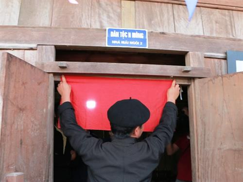 Người Mông quan niệm đặt thần cửa (hiện thân là miếng vải đỏ) là để ngăn cản tà ma... Người Mông quan niệm đặt thần cửa (hiện thân là miếng vải đỏ) là để ngăn cản tà ma...