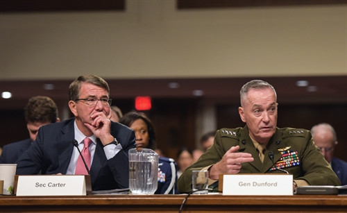 Chủ tịch Hội đồng tham mưu trưởng liên quân Mỹ, Tướng Joseph Dunford (phải) và Bộ trưởng Quốc phòng Ashton Carter phát biểu trong phiên điều trần của Ủy ban Quân lực Thượng viện Mỹ ở thủ đô Washington ngày 22/9. THX/TTXVN