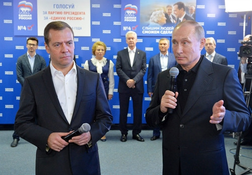Trong ảnh (tư liệu): Tổng thống Nga Vladimir Putin (phải) và Thủ tướng Dmitry Medvedev (trái) tại trụ sở đảng Nước Nga thống nhất ở thủ đô Moskva sau cuộc bầu cử ngày 18/9. EPA/TTXVN