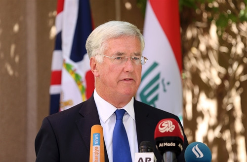 Trong ảnh (tư liệu): Bộ trưởng Quốc phòng Anh Michael Fallon trong cuộc họp báo ở Baghdad (Iraq) ngày 21/9. AFP/TTXVN