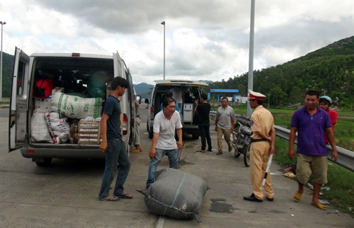 : Hành khách trên xe được chuyển sang xe khách để tiếp tục hành trình. : Hành khách trên xe được chuyển sang xe khách để tiếp tục hành trình.