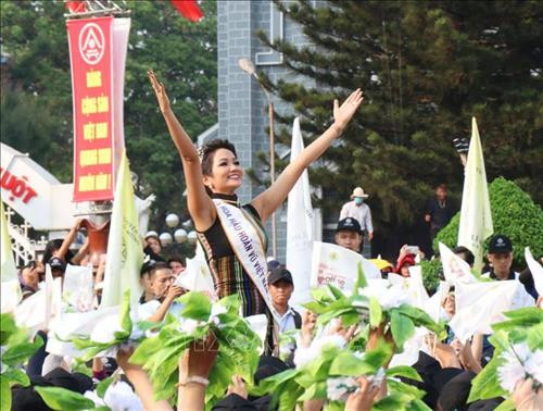 Hoa hậu Hoàn vũ H’hen Niê tham gia Lễ hội đường phố trong chương trình Lễ hội Cà phê Buôn Ma Thuột lần thứ 7 năm 2019. Ảnh: Tuấn Anh - TTXVN Hoa hậu Hoàn vũ H’hen Niê tham gia Lễ hội đường phố trong chương trình Lễ hội Cà phê Buôn Ma Thuột lần thứ 7 năm 2019. Ảnh: Tuấn Anh - TTXVN