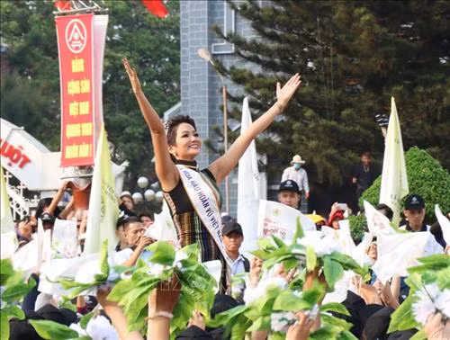 Hoa hậu Hoàn vũ H’hen Niê tham gia Lễ hội đường phố trong chương trình Lễ hội Cà phê Buôn Ma Thuột lần thứ 7 năm 2019. Ảnh: Tuấn Anh - TTXVN
