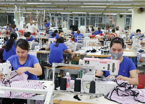 Sản xuất hàng may mặc xuất khẩu tại Khu công nghiệp Sông Công 1, Thái Nguyên. Ảnh: Hoàng Nguyên - TTXVN Sản xuất hàng may mặc xuất khẩu tại Khu công nghiệp Sông Công 1, Thái Nguyên. Ảnh: Hoàng Nguyên - TTXVN