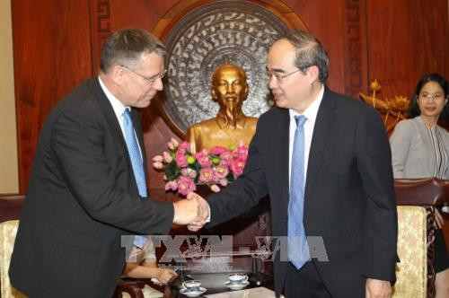 Bí thư Thành ủy thành phố Hồ Chí Minh Nguyễn Thiện Nhân tiếp tổ hợp Tập đoàn Airbus - Dornier và Công ty Komtek do ông Michael Holzschneider, Giám đốc Ban tư vấn hàng không - sân bay Công ty Tư vấn Quốc tế Dornier Consulting làm đại diện đang có chuyến thăm làm việc tại Việt Nam. Ảnh: Thanh Vũ –TTXVN Bí thư Thành ủy thành phố Hồ Chí Minh Nguyễn Thiện Nhân tiếp tổ hợp Tập đoàn Airbus - Dornier và Công ty Komtek do ông Michael Holzschneider, Giám đốc Ban tư vấn hàng không - sân bay Công ty Tư vấn Quốc tế Dornier Consulting làm đại diện đang có chuyến thăm làm việc tại Việt Nam. Ảnh: Thanh Vũ –TTXVN