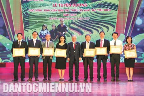 Đồng chí Đỗ Văn Chiến, Ủy viên Trung ương Đảng, Bộ trưởng, Chủ nhiệm Ủy ban Dân tộc trao giấy chứng nhận, ghi nhận sự đóng góp của các nhà tài trợ chương trình.